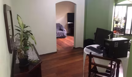 Sobrado com 3 dormitórios e 2 vagas na Saúde. Atende residencial e comercial. 290 m do metrô Saúde