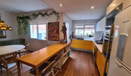 Casa para venda com 2 quartos, 1 suíte, 2 vagas, Jardim Paulista em rua muito procurada.