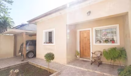 Casa à venda com 180m², 3 quartos e 2 vagas, quintal com área coberta