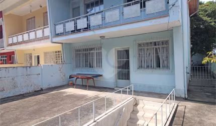 Casa com 3 dormitórios, 2 banheiros, quintal com edícula e 2 vagas na Vila Mariana.