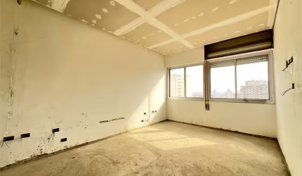 140m² de área útil - Reformado - 2 vagas e depósito