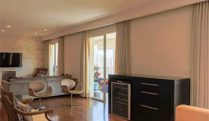 Apartamento amplo a venda no Campo Belo, estilo neoclássico - torre única.
