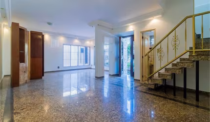Casa à venda com 300m², 5 quartos e 5 vagas no Planalto Paulista.