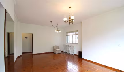 Casa térrea , 3 dormitórios , 5 vagas .