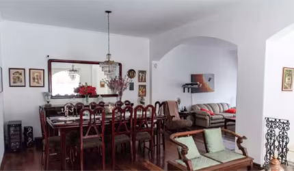 Sobrado à venda de 400 m² na Vila Mariana de 4 quartos sendo 1 suíte e 5 vagas.