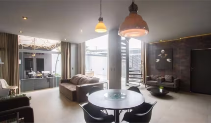 Casa à venda com 300m², 3 quartos e 2 vagas, toda reformada no Brooklin.