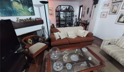 Casa com garagem automática para dois carros na Chácara Flora
