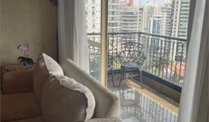 Apartamento à venda de 160 m² na Vila Mariana com 4 suites, e 3 vagas, andar alto e vista livre.