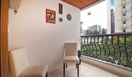 Apartamento em Moema, com 3 quartos (1 suíte), varanda, 3 vagas e depósito, para venda ou locação