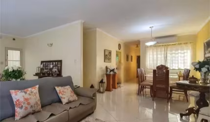 Ampla casa com 4 quartos no coração de Vila Mariana