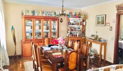 Casa térrea no Alto da Lapa , 3 dormitórios , 1 suite e 3 vagas de garagem .