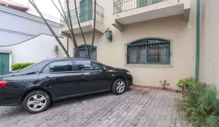 Sobrado à venda de 223 m² na Chácara Klabin com 4 dormitórios sendo 2 suítes e 4 vagas.