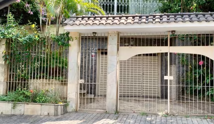 Casa à venda ótima localização em frente Praça São Francisco da Gloria! Agende uma Visita