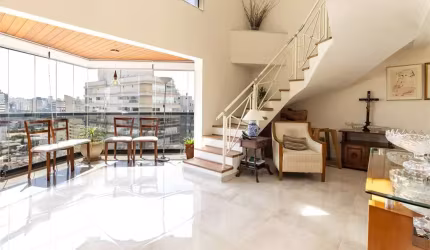 Cobertura duplex com 200m², reformada, excelente localização, 3 vagas na garagem.