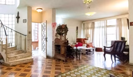 Sobrado à venda no Planalto Paulista de 369m² com 4 dormitórios, 1 suíte e 4 vagas.