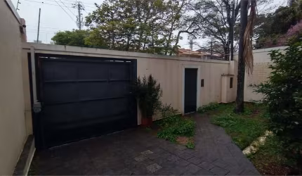 Vende casa tipo sobrado no Brooklin.