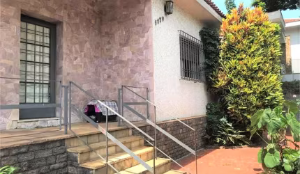 Casa térrea à venda de 258 m² na Vila Clementino com 3 quartos sendo 1 suite e 2 vagas.