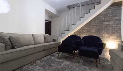 Casa com 4 dormitórios, 3 suítes, quintal, cozinha americana e solarium.
