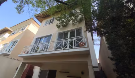 Casa em condomínio fechado a venda no Panamby (Morumbi), com 3 suítes e 4 vagas