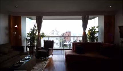 Apartamento com 203 m², 4 dorm. 1 suite e 2 vagas de garagem.