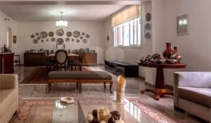 Apartamento no espigão da Avenida Paulista. Penúltimo andar  com vista.