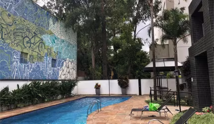Duplex em Pinheiros, conta com 107 m². com duas vagas