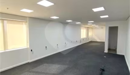 Conjunto comercial para venda e locação no Itaim Bibi de 220m² com 3 vagas e 5 banheiros.