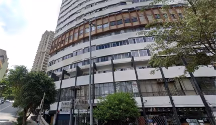 Apartamento de frente para Praça 14 Bis com 3 quartos, 1 suíte, 2 banheiros e sala ampla. Show!