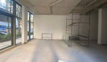 Loja comercial para venda em Moema, perto do metrô, com 87 m2, banheiro e 1 vaga de garagem