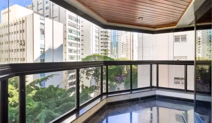Apartamento de 03 dormitórios em Higienópolis, com varanda. Amplo e ensolarado.