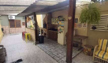 Casa à venda de 190 m² na Vila Mariana de 3 quartos sendo 2 suites e 2 vagas.