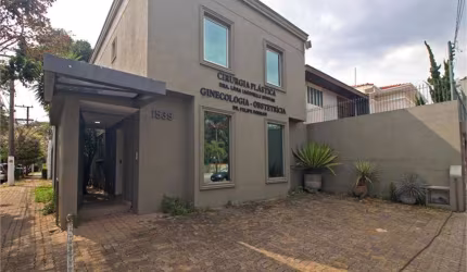 Imóvel comercial em Moema c/ 280 m2 de área construída Clínica de Alto Padrão.