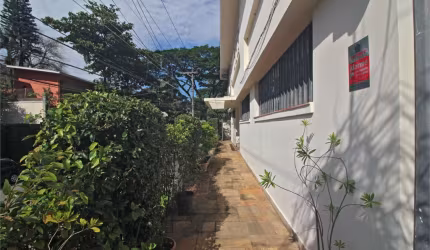 Sobrado de esquina com 4 suítes e edícula independente no Campo Belo, 450m2