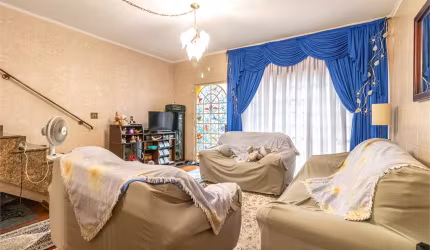 Casa de 238m² na Aclimação, com Sala Ampla, Quintal, 3 dorms e 2 Vagas. Localização próxima ao Metrô