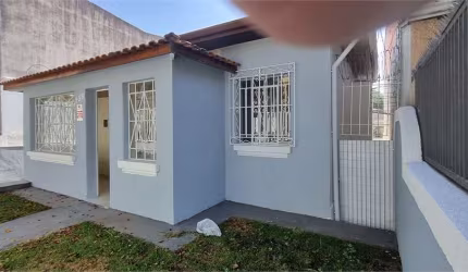 Casa térrea e casa de hóspedes na Aclimação.