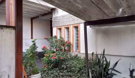 CASA COM 04 QUARTOS.01 SUÍTE, 02 VAGAS DE GARAGEM, QUINTAL COM LAZER E CHURRASQUEIRA