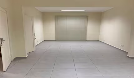 Sobrado ao lado da futura estação metrô PUC. Pronto . Reformado.