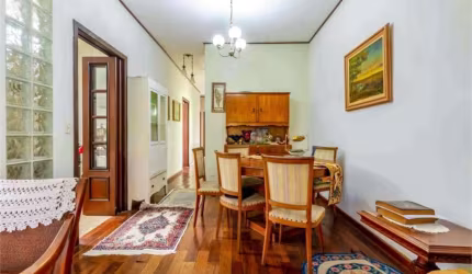 Casa com 3 dormitórios, 1 suíte, 2 banheiros e 2 vagas na Saúde.