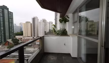 Apartamento amplo, andar alto, 1 por andar, com varanda, 3 quartos, 1 suite, 3 vagas