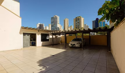 Casa comercial no bairro de Higienópolis, com 10 vagas. Próximo a Avenida Pacaembu.