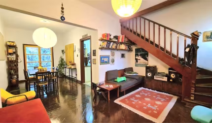 Casa com 2 dormitórios, sótão, apartamento no subsolo com quintal no coração do Bixiga.