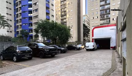 Estacionamento com 18 vagas