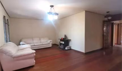 Casa com amplo quintal, amplo salão, lavanderia, churrasqueira, forno a lenha e forno de pizza!