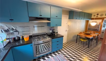 Apartamento a venda na Aclimação de 227m², 4 suítes e 4 vagas, seminovo.