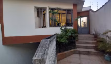 CASA ASSOBRADADA COM 02, QUARTOS, 03 VAGAS COBERTAS.