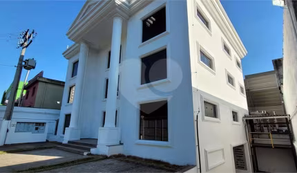 Imóvel comercial com fachada imponente, em localização privilegiada!
