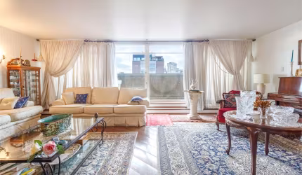 Apartamento em andar alto com varanda no Jardim América