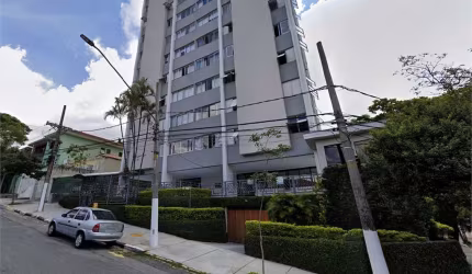 Apartamento com Living e Sala Jantar amplos. Prédio de esquina, ensolarado, iluminado e ventilado!