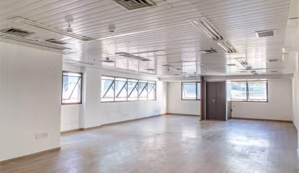 Sala Comercial à Venda: Localização Premium, 2 Banheiros, 3 Vagas