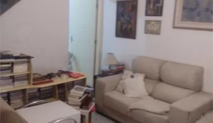 2 Casas  próximo metro